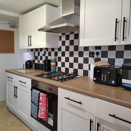 Granville 5Br Townhouse - Ideal For Groups, Families Or Contractors By Suitely Челтнем Екстер'єр фото