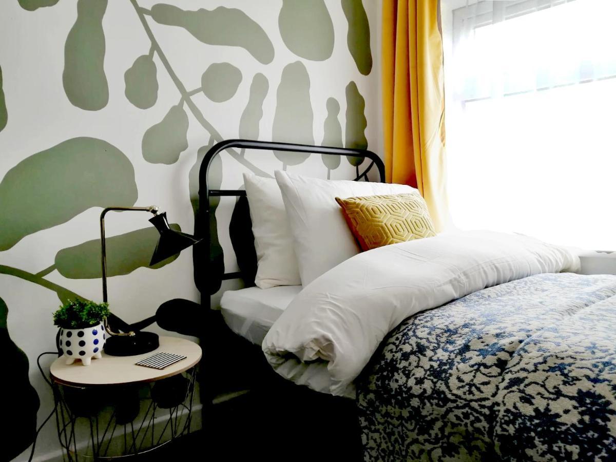 Granville 5Br Townhouse - Ideal For Groups, Families Or Contractors By Suitely Челтнем Екстер'єр фото