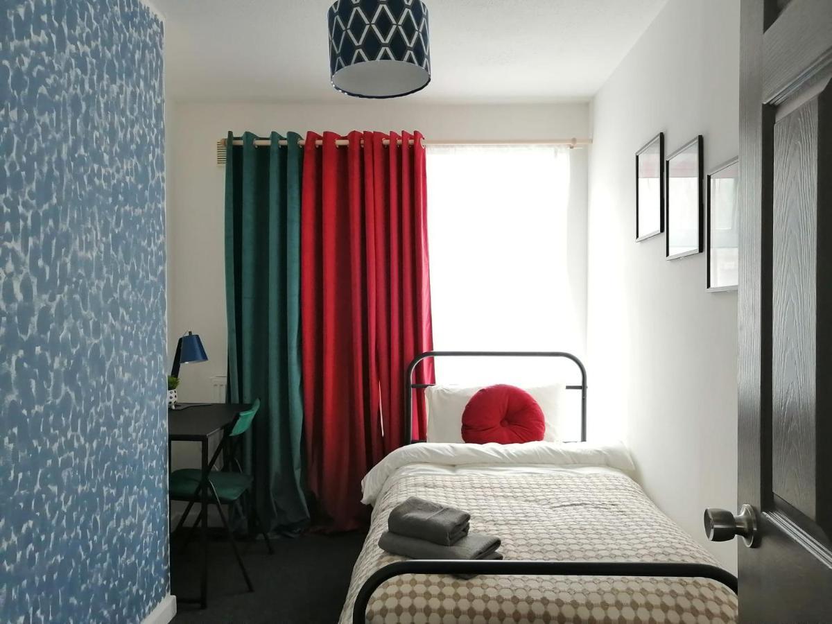 Granville 5Br Townhouse - Ideal For Groups, Families Or Contractors By Suitely Челтнем Екстер'єр фото