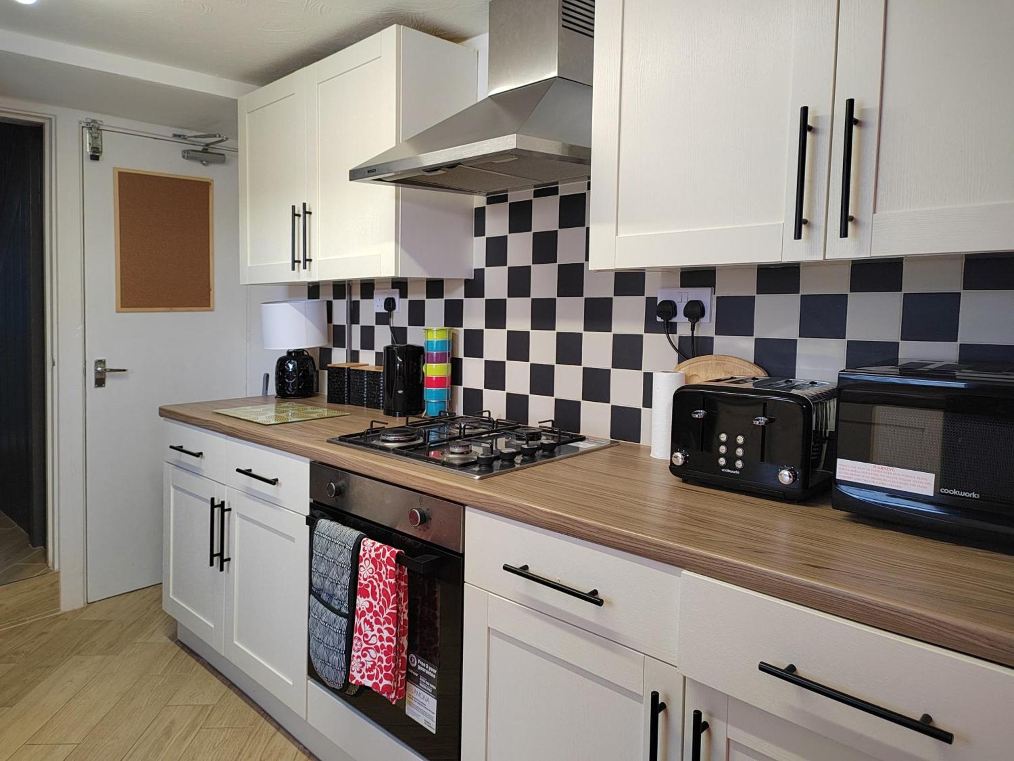 Granville 5Br Townhouse - Ideal For Groups, Families Or Contractors By Suitely Челтнем Екстер'єр фото